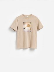 T-shirt regular z nadrukiem - beżowy. Brązowe t-shirty męskie Reserved, l, bez wzorów, z dzianiny, bez kołnierzyka. Za 59.99 zł.