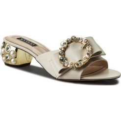 Klapki SCA'VIOLA - F-46 Beige. Brązowe klapki damskie Sca'viola, ze skóry. W wyprzedaży za 299.00 zł.