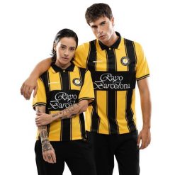 Męska koszulka piłkarska retro Rayo Club Football Siroko RC Rayo Black Vintage. Czarne koszulki polo męskie SIROKO, m, bez wzorów, z tkaniny, bez kołnierzyka, bez ramiączek, do piłki nożnej. Za 338.00 zł.