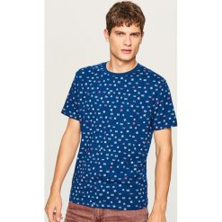 T-shirt z nadrukiem - Granatowy. Niebieskie t-shirty męskie Reserved, z nadrukiem. Za 39.99 zł.
