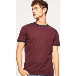 T-shirt z kontrastową lamówką - Bordowy. Czerwone t-shirty męskie Reserved, z kontrastowym kołnierzykiem. Za 29.99 zł.