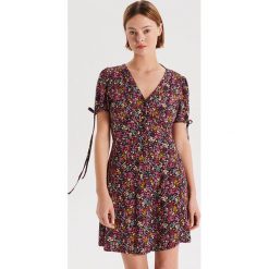 Sukienka w kwiaty z wiskozy - Czarny. Sukienki damskie Cropp. W wyprzedaży za 39.99 zł.