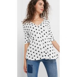 Koszulka w grochy. Brązowe t-shirty damskie marki Orsay, w grochy, z dzianiny, dekolt w kształcie v. W wyprzedaży za 55.00 zł.