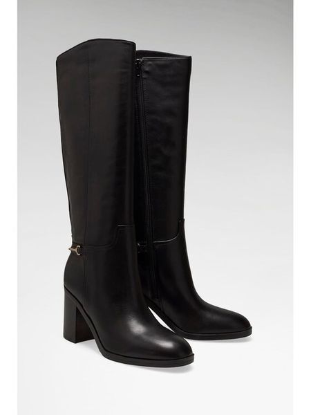 Guess Kozaki FLFGRI LEA11 Czarny. Czarne kozaki damskie Guess, ze skóry, bez obcasa, na słupku. Za 954.99 zł.