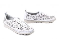 ARTIKER RELAKS 56C2608 biały, półbuty damskie. Białe półbuty damskie Artiker Relaks, na lato, w ażurowe wzory, ze skóry, bez obcasa, bez zapięcia. Za 214.90 zł.