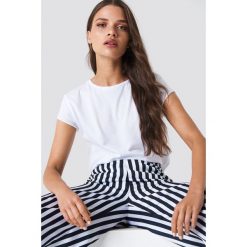NA-KD Basic T-shirt z surowym wykończeniem - White. T-shirty damskie marki NA-KD Basic. Za 52.95 zł.