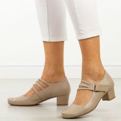 Beżowe skórzane Polskie czółenka damskie na obcasie Gregors 1104. Brązowe czółenka damskie GREGORS, bez wzorów, ze skóry, eleganckie, z okrągłym noskiem, bez obcasa, na obcasie, bez zapięcia. Za 379.00 zł.