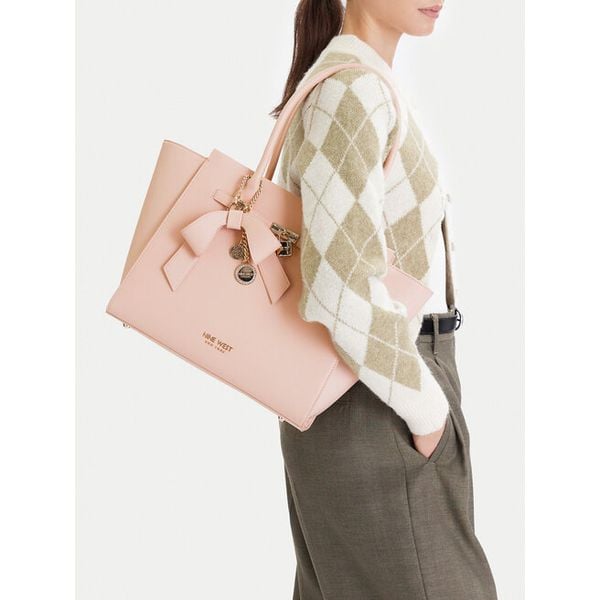 Torebka Nine West. Czerwone torebki do ręki damskie Nine West, bez wzorów, klasyczne, bez dodatków. Za 176.99 zł.