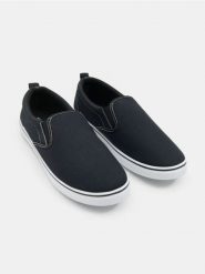 Trampki typu slip-on - czarny. Czarne trampki męskie Sinsay, bez wzorów, bez zapięcia. Za 29.99 zł.