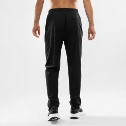 Męskie spodnie dresowe o luźnym kroju Fitness Siroko Function Black. Czarne spodnie sportowe męskie SIROKO, m, bez wzorów, z dresówki, na fitness i siłownię. Za 169.00 zł.
