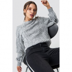 Trendyol Sweter ze splotem - Grey. Szare swetry damskie Trendyol, z dzianiny, z okrągłym kołnierzem. Za 121.95 zł.