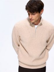 Sweter z wełną - beżowy. Brązowe swetry przez głowę męskie Reserved, l, bez wzorów, z dzianiny, bez kołnierzyka. Za 259.99 zł.