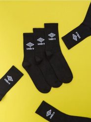 Skarpetki 3 pack Umbro - czarny. Czarne skarpety męskie Sinsay, bez wzorów. Za 22.99 zł.