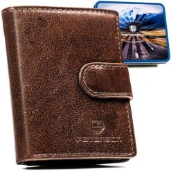 Portfel męski ze skóry naturalnej w brązowym kolorze, model zamykany zatrzaskiem Peterson PTN RM-12L-BUF. Brązowe portfele męskie Peterson, bez wzorów, ze skóry. Za 108.00 zł.