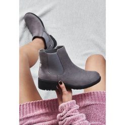 Szare Botki Love This Way. Szare botki damskie Born2be, na zimę, klasyczne, bez obcasa, na płaskiej podeszwie, bez zapięcia. Za 79.99 zł.