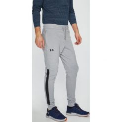 Under Armour - Spodnie. Szare spodnie sportowe męskie Under Armour, z bawełny. W wyprzedaży za 219.90 zł.