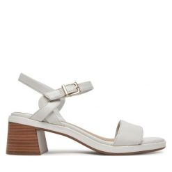 Sandały Clarks. Białe sandały damskie Clarks, bez wzorów, bez obcasa, na słupku, bez zapięcia. Za 279.99 zł.