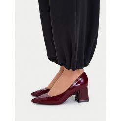 Czółenka JENNY. Czerwone czółenka damskie Jenny, bez wzorów, bez obcasa, bez zapięcia. Za 129.99 zł.
