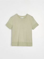 Swetrowa bluzka z ażurowymi detalami i wiskozą - zielony. Zielone bluzki damskie Sinsay, l, w ażurowe wzory, z wiskozy, bez kołnierzyka, bez ramiączek. Za 35.99 zł.