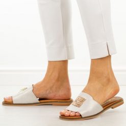 Złote skórzane płaskie klapki damskie Cambell 19454. Żółte klapki damskie Cambell, z aplikacjami, z jeansu, eleganckie, bez obcasa, na płaskiej podeszwie. Za 199.00 zł.