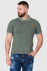 GUESS Zielona koszulka polo z pomarańczowym logo. Zielone koszulki polo męskie Guess, m, z aplikacjami, bez ramiączek. W wyprzedaży za 159.99 zł.