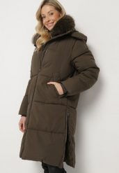 Ciemnozielona Długa Pikowana Kurtka z Odpinanym Kapturem i Futrzanym Kołnierzem Ilalirae. Zielone kurtki damskie Born2be, m, bez wzorów, z futra. Za 279.99 zł.