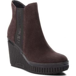Botki CALVIN KLEIN JEANS - Shanna RE9765 Dark Brown. Kozaki damskie marki Calvin Klein Jeans. W wyprzedaży za 379.00 zł.