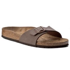 Klapki Birkenstock. Brązowe klapki damskie Birkenstock, bez wzorów, bez obcasa. Za 309.99 zł.