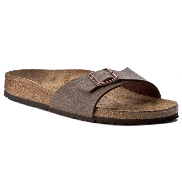 Klapki Birkenstock. Brązowe klapki damskie Birkenstock, bez wzorów, bez obcasa. Za 359.99 zł.