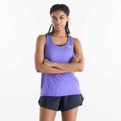 Koszulka damska New Balance WT41220EPU – fioletowa. Fioletowe koszulki sportowe damskie New Balance, s, bez wzorów, z materiału, bez kołnierzyka, bez ramiączek, do biegania. Za 129.99 zł.