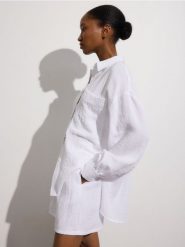 Koszula oversize z wiskozą - biały. Białe koszule damskie Reserved, l, bez wzorów, z dzianiny, bez kołnierzyka, bez ramiączek. W wyprzedaży za 49.99 zł.