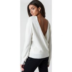 NA-KD Trend Dzianinowy sweter z kopertowym tyłem - Offwhite. Szare swetry damskie NA-KD Trend, z dzianiny, z kopertowym dekoltem. Za 121.95 zł.
