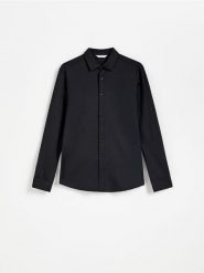 Gładka koszula super slim fit - czarny. Czarne koszule męskie Reserved, l, bez wzorów, z dzianiny, bez kołnierzyka, bez ramiączek. Za 129.99 zł.