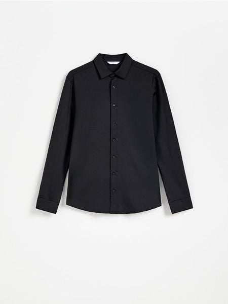 Gładka koszula super slim fit - czarny. Czarne koszule męskie Reserved, l, bez wzorów, z dzianiny, bez kołnierzyka, bez ramiączek. Za 129.99 zł.