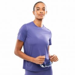 Damska koszulka do biegania z krótkim rękawem Fitness Siroko Singapore Blue. Niebieskie koszulki sportowe damskie SIROKO, bez wzorów, z materiału, bez kołnierzyka, bez ramiączek, do biegania. Za 126.00 zł.