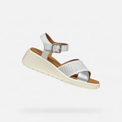 Sandały GEOX D MELICONIA Biały. Białe sandały damskie Geox, bez wzorów, z syntetyku, bez obcasa, bez zapięcia. Za 333.99 zł.