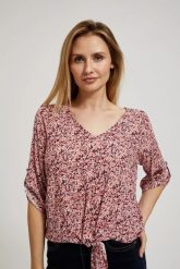 Wzorzysta koszula z dekoltem w serek i wiązaniem różowa. Czerwone koszule damskie MOODO, m, bez wzorów, bez kołnierzyka. W wyprzedaży za 19.99 zł.
