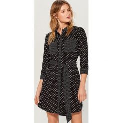 Koszulowa sukienka w grochy - Czarny. Sukienki damskie marki Mohito. Za 119.99 zł.