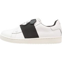 MOA Master of Arts Półbuty wsuwane white. Buty sportowe chłopięce MOA - Master of Arts, z materiału. W wyprzedaży za 503.20 zł.