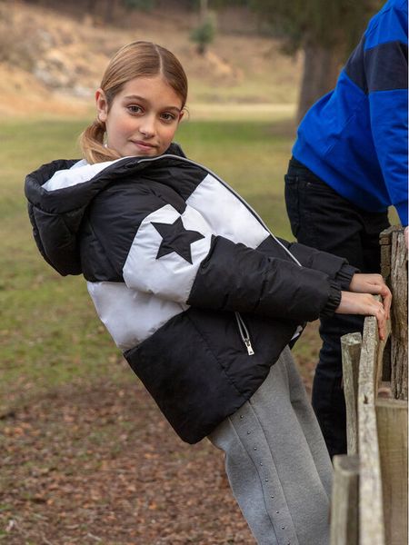 Mayoral Kurtka zimowa 7.418 Czarny Regular Fit. Czarne buty zimowe dziewczęce Mayoral, na zimę, bez wzorów, z syntetyku, bez kaptura. Za 199.99 zł.