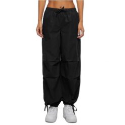 Spodnie cargo w stylu parachute z bawełny dla kobiet Urban Classics. Czarne spodnie materiałowe damskie Urban Classics, m, bez wzorów, z bawełny. Za 206.95 zł.