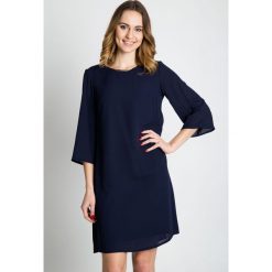 Granatowa luźna sukienka z rękawem 3/4 BIALCON. Niebieskie sukienki damskie BIALCON, z tkaniny, eleganckie, z kopertowym dekoltem. W wyprzedaży za 220.00 zł.