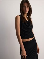 Bluzka z lejącym dekoltem - czarny. Czarne bluzki damskie Reserved, l, bez wzorów, z tkaniny, bez kołnierzyka, bez ramiączek. W wyprzedaży za 49.99 zł.