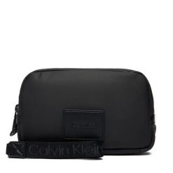 Saszetka Calvin Klein. Czarne saszetki męskie Calvin Klein, z puchu, młodzieżowe, małe. Za 289.99 zł.