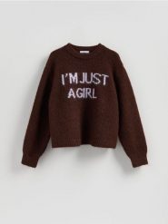 Sweter z napisem - brązowy. Brązowe swetry damskie Reserved, l, bez wzorów, z dzianiny, bez kołnierzyka, bez ramiączek, bez kaptura. Za 139.99 zł.