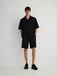 Szorty loose fit z wiązaniem - czarny. Czarne szorty męskie Reserved, l, bez wzorów, z bawełny. W wyprzedaży za 89.99 zł.