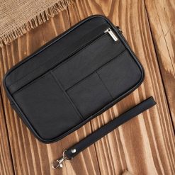 Saszetka męska skórzana do ręki praktyczna pakowna czarna Abruzzo ABR-10. Czarne saszetki męskie ze skóry. Za 99.99 zł.