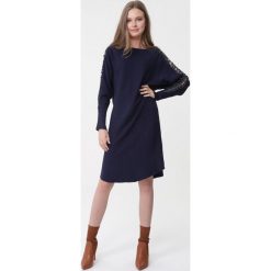 Granatowa Sukienka Saige. Niebieskie sukienki damskie Born2be, na jesień, l, bez wzorów, z dzianiny, bez kołnierzyka, bez ramiączek, mini. Za 99.99 zł.