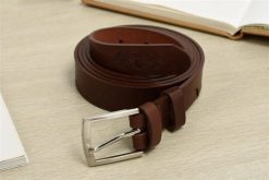 Beltimore skórzany licowy wąski pasek męski brązowy A79 : Kolory - brązowy, beżowy, Rozmiar pasków - r.85-100 cm. Brązowe paski damskie bez wzorów. Za 57.90 zł.