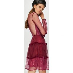 Silvian Heach - Sukienka. Szare sukienki damskie Silvian Heach, z koronki, eleganckie, z włoskim kołnierzykiem, z długim rękawem. Za 739.90 zł.
